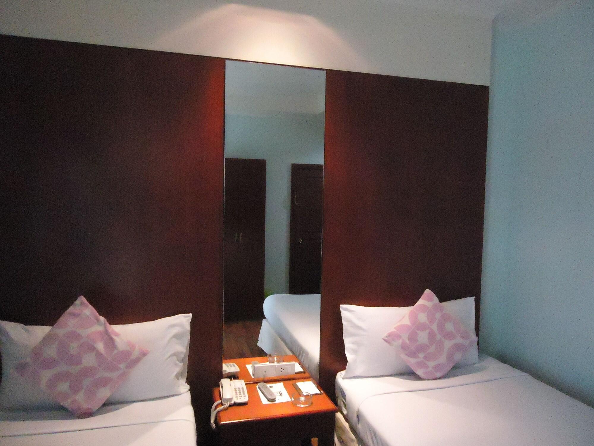 Calypzo Bangkok Hotel Exterior photo