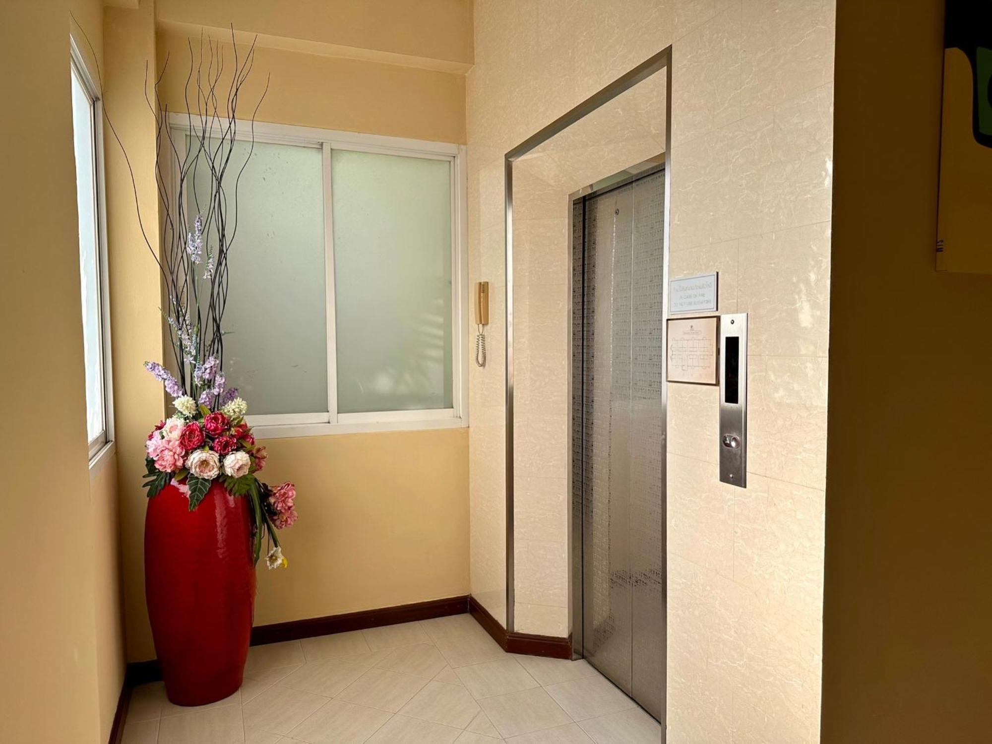 Calypzo Bangkok Hotel Exterior photo