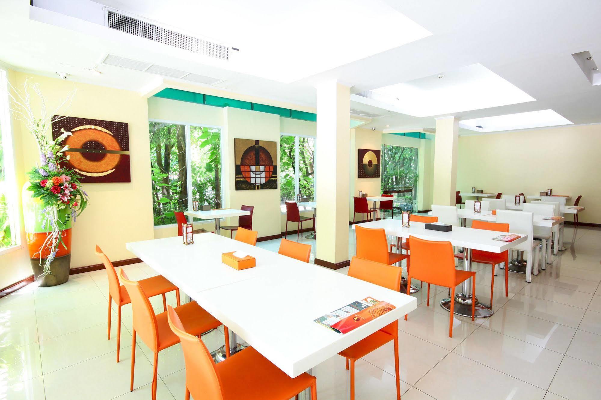 Calypzo Bangkok Hotel Exterior photo